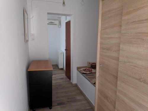 przedpokój z pokojem z biurkiem i drzwiami w obiekcie Sky line center city Dimitropoulos w mieście Ejo