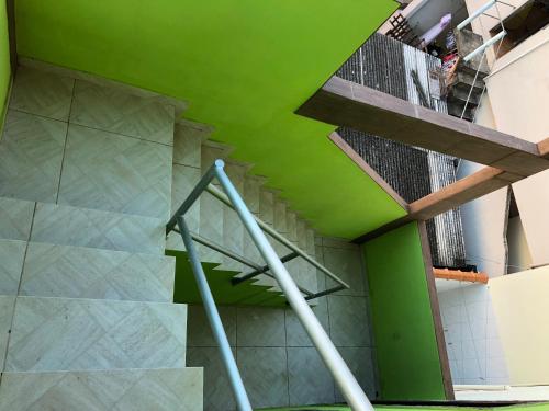 an overhead view of a green ceiling and stairs at Pícoli e De Angelis- Casa de praia em Piuma com WI-FI in Piúma