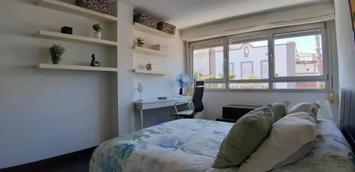 ラスパルマス・デ・グランカナリアにあるApartamento La Marina-Ciudad Jardinのベッドルーム1室(ベッド1台、窓、デスク付)