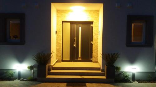 Η πρόσοψη ή η είσοδος του Apartament Saguna