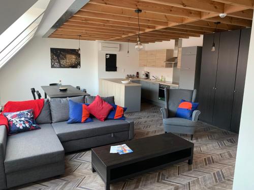sala de estar con sofá, mesa y cocina en Gîte de Tournai-Cathédrale-Centre historique en Tournai