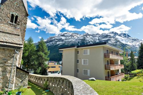 un edificio con una montaña en el fondo en Chesa Cuntainta - St. Moritz, en St. Moritz
