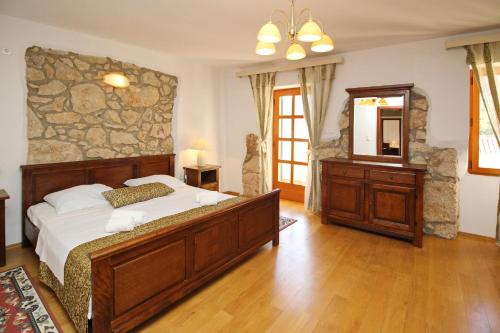 A bed or beds in a room at Villa Katarinini Dvori