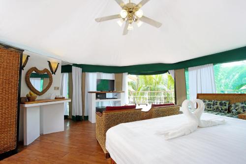 a bedroom with a white swan on a bed at Canvas & Orchids Retreat in Tatai