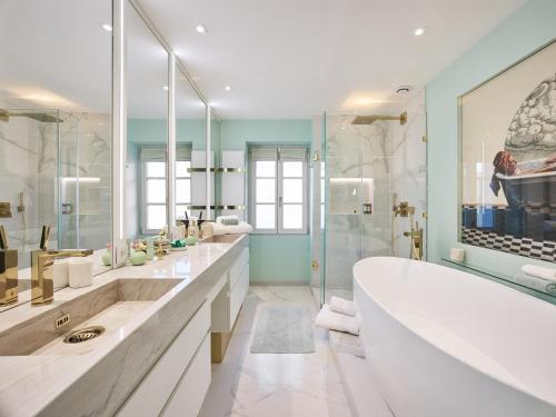une salle de bain avec deux lavabos, une baignoire et une douche dans l'établissement Maison Panthère - Luxury Harbour Residence, à Saint-Tropez