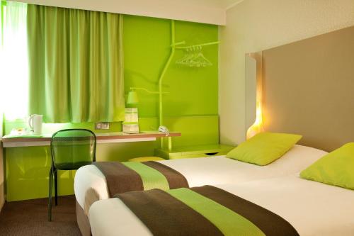 Een bed of bedden in een kamer bij Campanile Paris Porte d'Italie - Le Kremlin Bicêtre