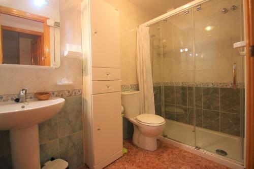 een badkamer met een toilet, een douche en een wastafel bij Apartamento CasaTuris Urb.Altomar Gran Alacant GA101 in Gran Alacant