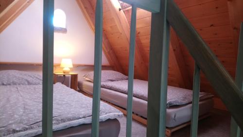 - une chambre mansardée avec 2 lits dans l'établissement Ferienhaus Nicolaus, à Radebeul