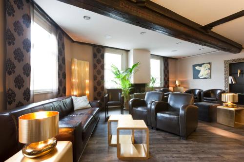 a waiting room with leather couches and chairs at Hotel Engel in Hilders