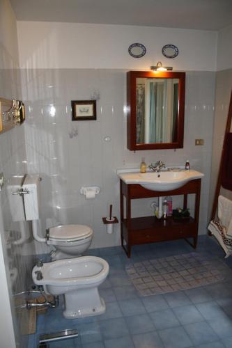 a bathroom with a toilet and a sink at Casa Verità in San Daniele del Friuli