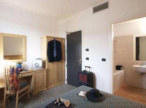 - une chambre avec un lit et un lavabo dans l'établissement Hotel Mary, à Campalto