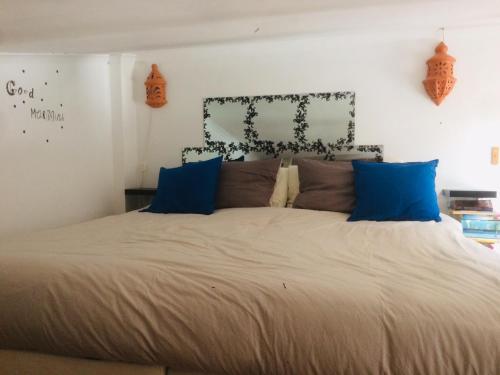 Un dormitorio con una cama grande con almohadas azules. en Quinta Da vida Serena, en Gaio