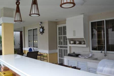 Köök või kööginurk majutusasutuses Fully Furnished Villa Near Clark in Mabiga, Mabalacat City