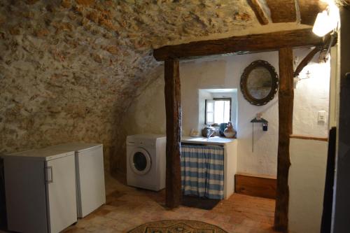 une salle de bain avec une machine à laver et un lavabo dans l'établissement Maison Castely, à Mons