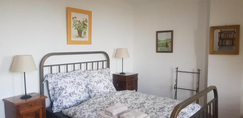 - une chambre avec un lit, 2 tables de nuit et 2 lampes dans l'établissement Maison Castely, à Mons