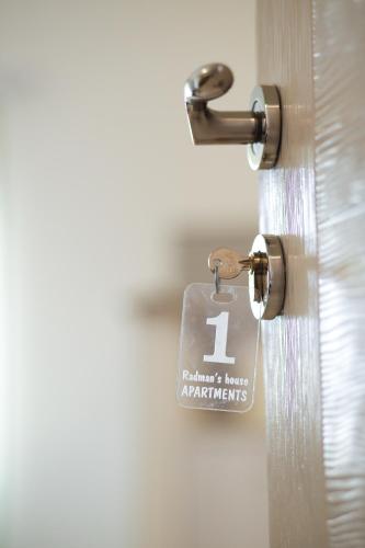 a tag on the door of a room at Radman's house in Niš