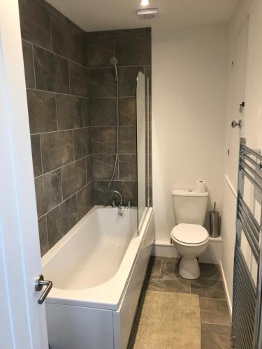 uma casa de banho com banheira e WC em Property Hunter 25 em Darlington