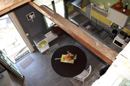 an overhead view of a table with a plate of fruit on it at La Tanière du LoupBlanc, 8mn du Zoo de Beauval in Châteauvieux