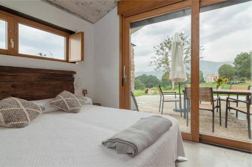 1 dormitorio con cama y vistas a un patio en Las Azadas, en Tezanos