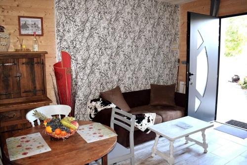 un salon avec une table et un canapé dans l'établissement La mare aux Canards, 8mn du Zoo de Beauval, à Châteauvieux