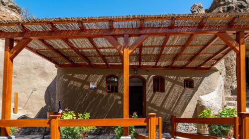 a wooden pergola on top of a house at Casas rurales de Guayadeque in Ingenio