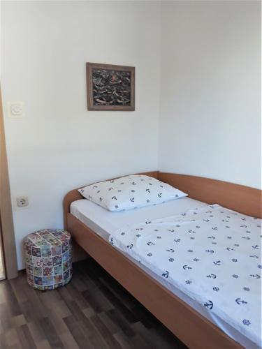 a bed in a room with a picture on the wall at Vila Rosa in Sevid