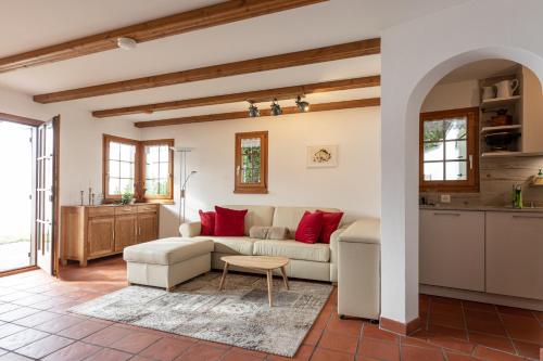 a living room with a couch and a table at Bijou Ladir in Ladir