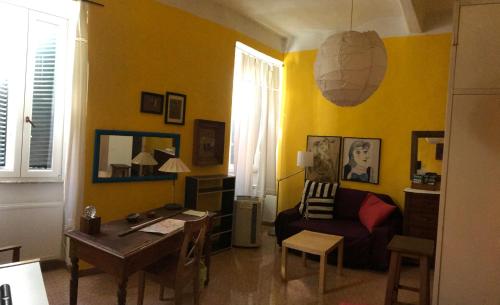 ローマにあるAppartamento del Boschettoの黄色のリビングルーム(デスク、椅子付)