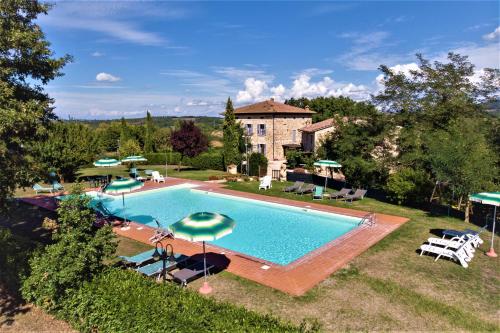 vista sul tetto di una piscina di fronte a una casa di Borgo Il Villino a Casole dʼElsa