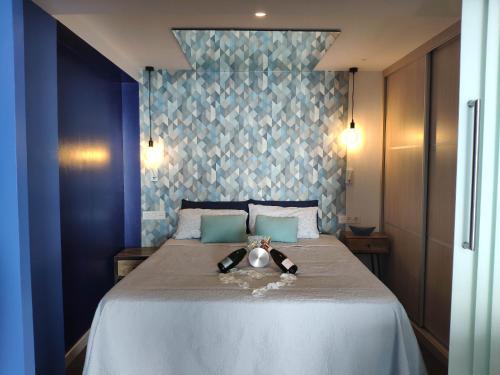 sypialnia z łóżkiem z pluszowym misiem w obiekcie Exclusive Malaga Skyline w Maladze