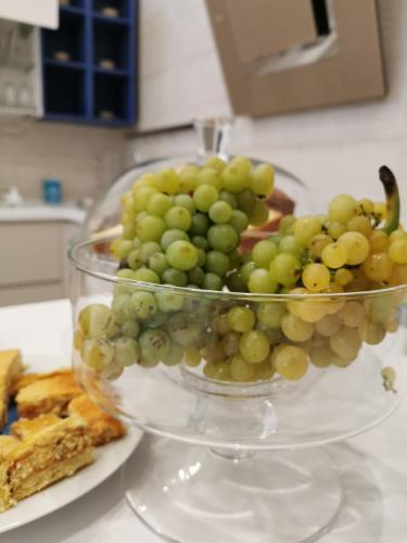 a glass bowl filled with green grapes on a counter at B&B Le Torri in Santeramo in Colle