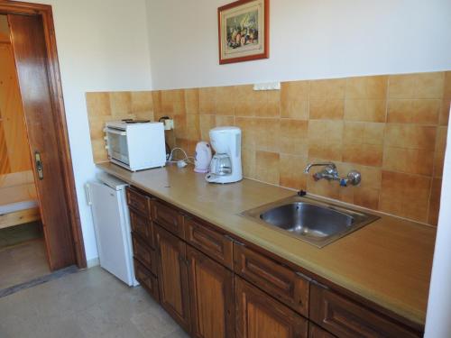 Η κουζίνα ή μικρή κουζίνα στο Feakes Apartments