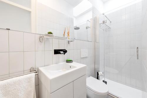 セトゥーバルにあるCasa do Sapalinho II - Setubal Downtownの白いバスルーム(洗面台、トイレ付)
