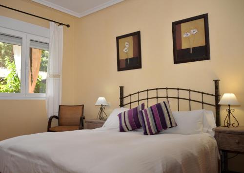 a bedroom with a bed and a window at Hotel Rural El Retiro de San Pedro by RetiroRural in Arenas de San Pedro