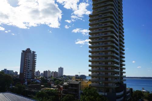 vistas a un edificio alto de una ciudad en Departamento amplio, nuevo y céntrico en Posadas