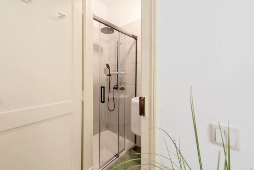 W łazience znajduje się prysznic ze szklanymi drzwiami. w obiekcie Casa do Sapalinho I - Setubal Downtown w mieście Setúbal
