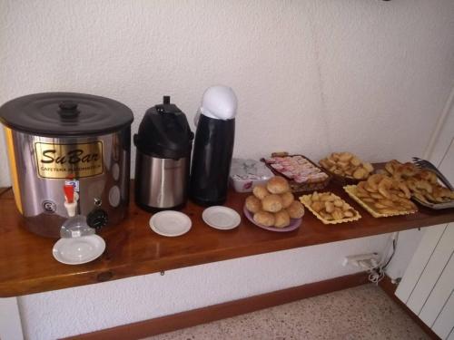 uma prateleira com cafeteira e comida em Hotel Neptuno em Miramar