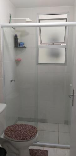 baño blanco con aseo y ventana en Condomínio Conquista Premium Aleixo, en Manaus