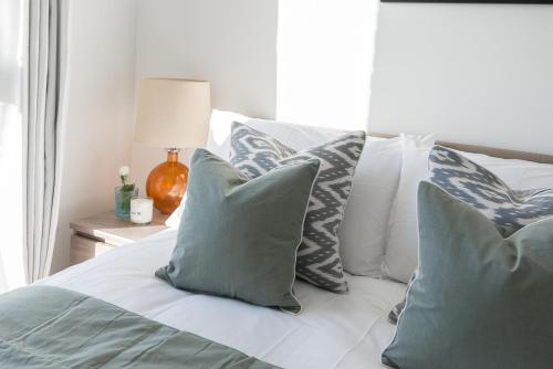 Ένα ή περισσότερα κρεβάτια σε δωμάτιο στο LUXURY 2Bed & 2Bath Apartment Next to London Museum