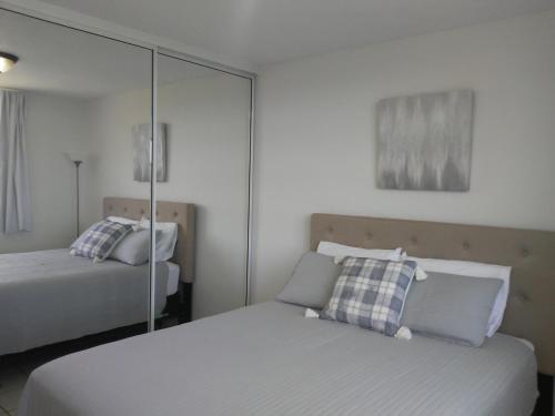 A bed or beds in a room at Coastal View Apartment