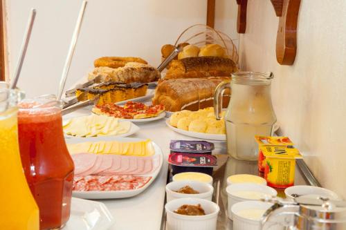 a buffet filled with different types of food and drinks at Morada do Gabriel in Guarda do Embaú