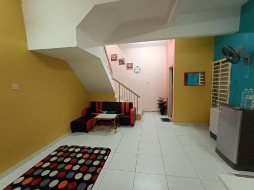 a hallway with chairs and a table in a building at Kak Chik Muslim Homestay in Kepala Batas