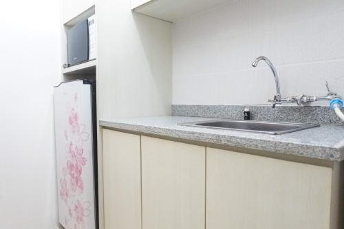 Η κουζίνα ή μικρή κουζίνα στο Modern 2BR Apartment at Pavilion Permata By Travelio