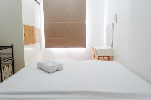 Ένα ή περισσότερα κρεβάτια σε δωμάτιο στο Modern 2BR Apartment at Pavilion Permata By Travelio