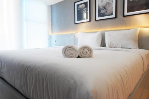 Ένα ή περισσότερα κρεβάτια σε δωμάτιο στο Studio Apartment Connected to Mall at Anderson Supermall Mansion By Travelio