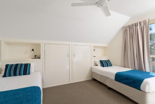 a hotel room with a bed and a television at Rainbow Getaway Holiday Apartments in Rainbow Beach