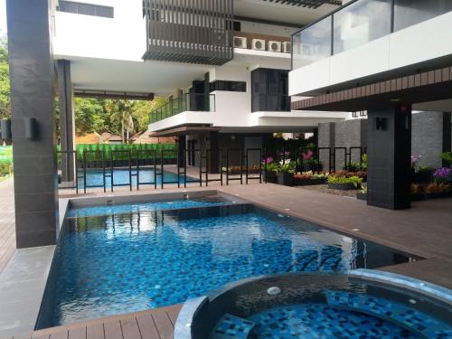 สระว่ายน้ำที่อยู่ใกล้ ๆ หรือใน Escape Condominiums Beachfront Suites - Mae Phim