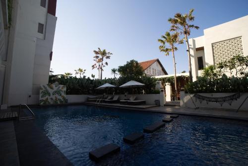 Bazén v ubytování Luminor Hotel Banyuwangi By WH nebo v jeho okolí