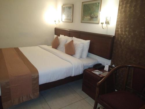 Una cama o camas en una habitación de Yuvarani Residency