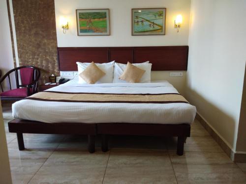 Una cama o camas en una habitación de Yuvarani Residency
